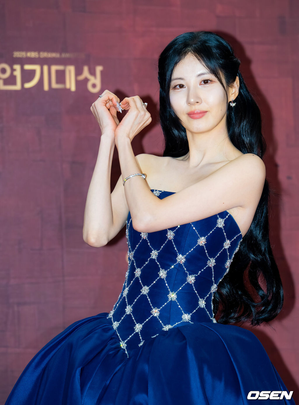 31일 오후 서울 영등포구 여의도 KBS 신관 웨딩홀에서 2025 KBS 연기대상 레드카펫 포토월 행사가 열렸다.이날 오후 7시 10분 생방송으로 진행되는 ‘2025 KBS 연기대상’에서는 미니시리즈, 장편 드라마, 일일드라마 부문별 우수상과 최우수상을 비롯해 베스트 커플상, 인기상, 조연상, 신인상 등 시상이 진행된다.배우 서현이 무대 위에서 포즈를 취하고 있다. 2025.12.31 /rumi@osen.co.kr