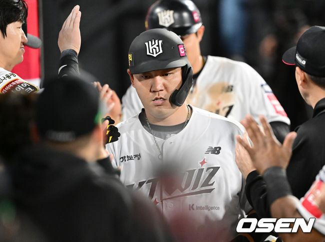 [OSEN=수원, 김성락 기자] 22일 오후 수원 KT위즈파크에서 ‘2025 신한 SOL Bank KBO리그’ KT 위즈와 SSG 랜더스의 경기가 열렸다.홈팀 KT는 오원석, 원정팀 SSG는 김광현을 선발로 내세웠다. 8회말 무사 2루 KT 장성우가 2점 홈런을 날린 뒤 더그아웃에서 동료 선수들과 기쁨을 나누고 있다. 2025.04.22 / ksl0919@osen.co.kr