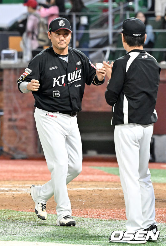[OSEN=인천, 민경훈 기자] 25일 오후 인천 SSG랜더스필드에서 ‘2025 신한 SOL BANK KBO리그’ SSG 랜더스와 KT 위즈의 경기가 진행됐다.이 경기에서 KT는 SSG에 10-1 완승을 거두며 4연승을 질주했다. 3위 SSG를 잡은 5위 KT는 SSG를 1.5게임차로 맹추격했다. 4위 삼성도 키움전 승리를 거두면서 3위 경쟁은 결과를 예측할 수 없는 혼돈에 빠졌다.&nbsp;경기를 마치고 통산 1000경기를 치른 KT 이강철 감독이 장성우에게 1000경기 기념구를 받고 있다. 2025.09.25 / rumi@osen.co.kr