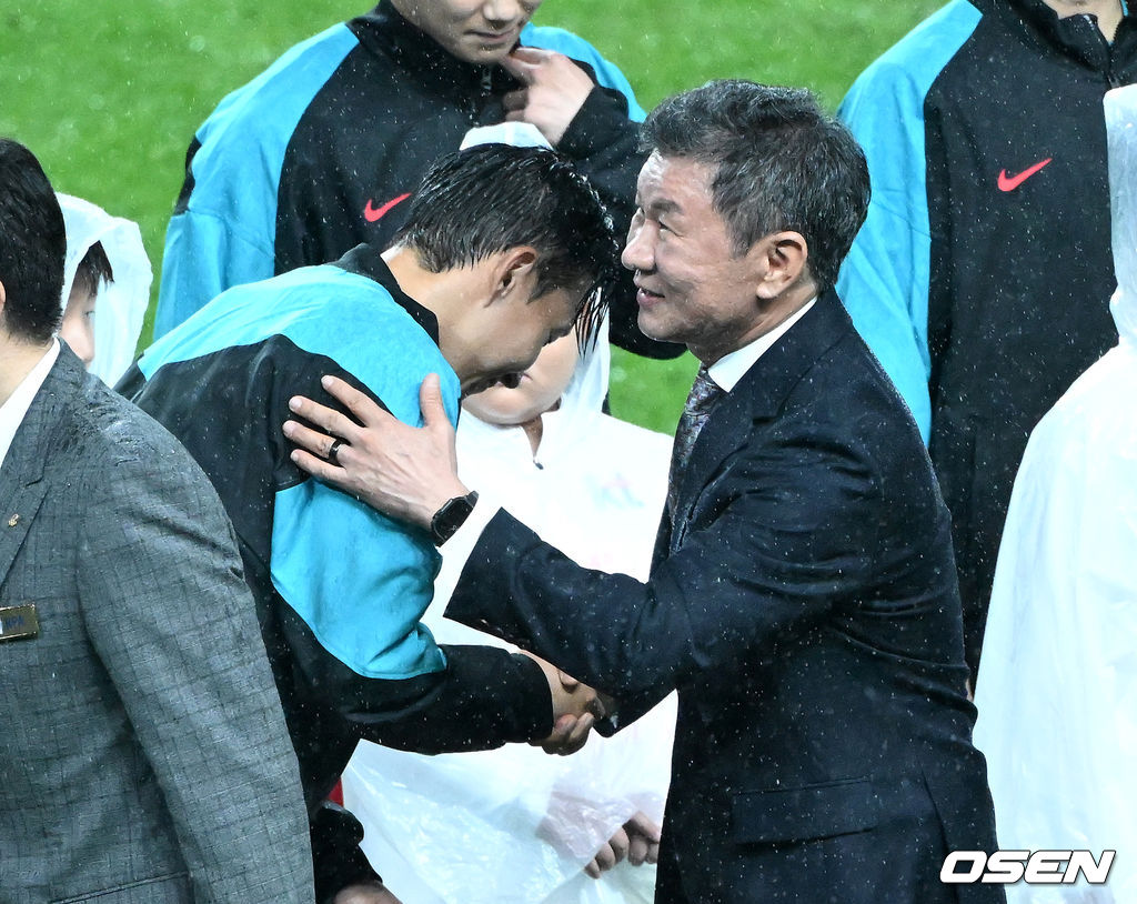 홍명보 감독이 이끄는 대한민국 남자 축구 국가대표팀은 10일 서울월드컵경기장에서 '세계 최강' 브라질을 상대로 A매치 평가전을 치러 이스테방(첼시)과 호드리구(레알 마드리드)에게 나란히 2골을 허용하면서 0-5로 대패했다.한국은 1999년 이후 26년 만에 브라질전 승리를 노렸지만 아무런 저항도 하지 못하면서 무산됐다.경기에 앞서 한국 손흥민이 정몽규 대한축구협회장과 인사를 나누고 있다. 2025.10.10 /sunday@osen.co.kr