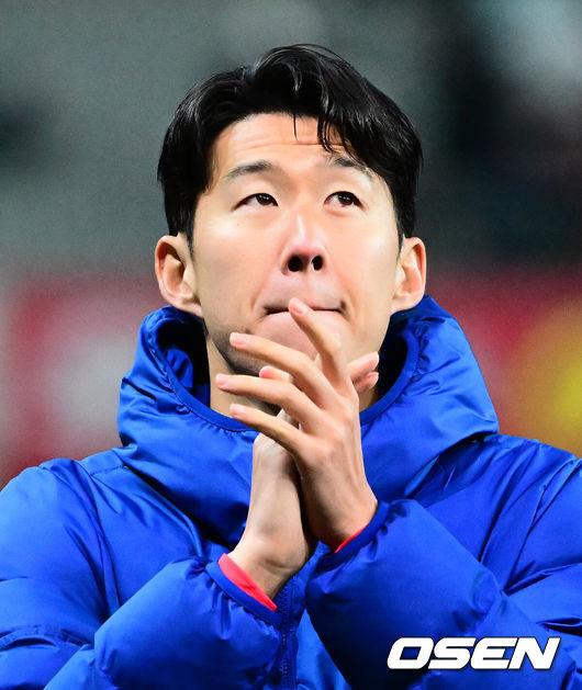 [OSEN=서울월드컵경기장, 지형준 기자] 홍명보 감독이 이끄는 한국 축구대표팀이 18일 오후 8시 서울월드컵경기장에서 열린&nbsp;11월 A매치 두 번째 친선경기에서&nbsp;'아프리카 강호' 가나를 상대로 1-0 승리했다.내달 2026 국제축구연맹(FIFA) 북중미 월드컵 조 추첨을 앞두고 열리는 마지막 평가전이었다.&nbsp;한국은 가나까지 잡아내면서 사상 최초로&nbsp;월드컵 포트 2를 확정하게 됐다. 이로써 대표팀은 홍명보 감독이 부임한 뒤 처음으로 A매치 2연전에서 나란히 승리를 거두게 됐다.경기를 마치고 대한민국 손흥민이 팬들에게 인사를 하고 있다. 2025.11.18 /jpnews@osen.co.kr