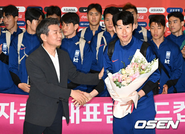 [OSEN=인천공항, 조은정 기자]월드컵 11회 연속 본선 진출에 성공한 한국 축구 국가대표팀이 6일 인천국제공항을 통해 이라크에서 귀국했다.한국은 6일 새벽(한국 시간)&nbsp;이라크 원정서 2-0 승리로 승점 19(5승 4무)점을 확보하면서 월드컵 11회 연속 본선 진출을 확정지었다.정몽규 대한축구협회장(왼쪽)과 축구대표팀 손흥민이 기념촬영을 하고 있다. 2025.06.06 /cej@osen.co.kr