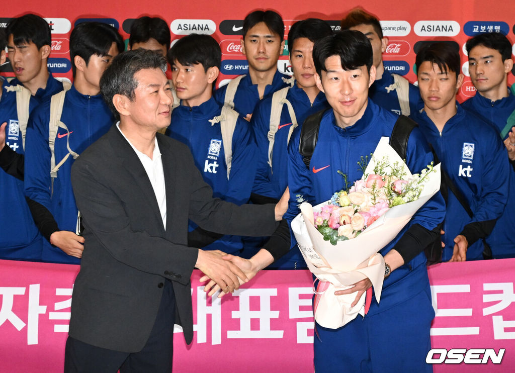 월드컵 11회 연속 본선 진출에 성공한 한국 축구 국가대표팀이 6일 인천국제공항을 통해 이라크에서 귀국했다.한국은 6일 새벽(한국 시간) 이라크 원정서 2-0 승리로 승점 19(5승 4무)점을 확보하면서 월드컵 11회 연속 본선 진출을 확정지었다.정몽규 대한축구협회장(왼쪽)과 축구대표팀 손흥민이 기념촬영을 하고 있다. 2025.06.06 /cej@osen.co.kr