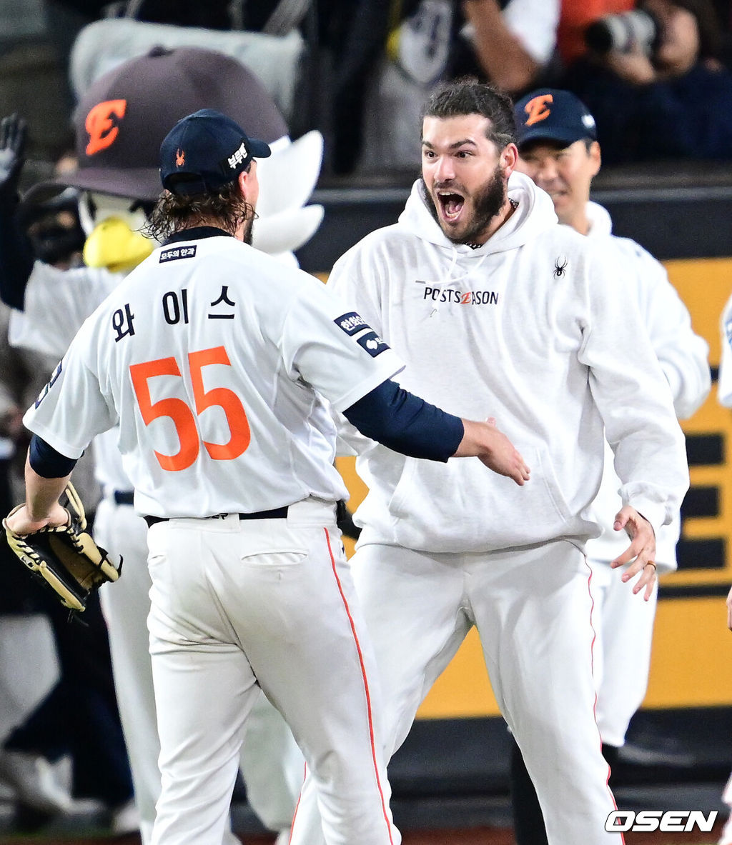 프로야구 한화 이글스가 24일 대전 한화생명볼파크에서 열린 2025 신한 SOL뱅크 KBO 플레이오프(5전 3선승제) 삼성 라이온즈와의 5차전에서 11-2 완승을 거뒀다.정규시즌 2위에 올라 플레이오프에 직행한 한화는 시리즈 전적 3승 2패로 한국시리즈행 티켓을 거머쥐었다. 2006년 이후 19년 만에 한국시리즈 진출이다. 반면 NC 다이노스와 와일드카드 결정전(1승 1패), SSG 랜더스와 준플레이오프(3승 1패)를 거쳐 플레이오프에 오른 4위 삼성은 투혼의 명승부에도 2년 연속 한국시리즈 진출이 좌절됐다. 경기를 마치고 승리한 한화 승리투수 폰세와 와이스가 기뻐하고 있다. 2025.10.24 / dreamer@osen.co.kr