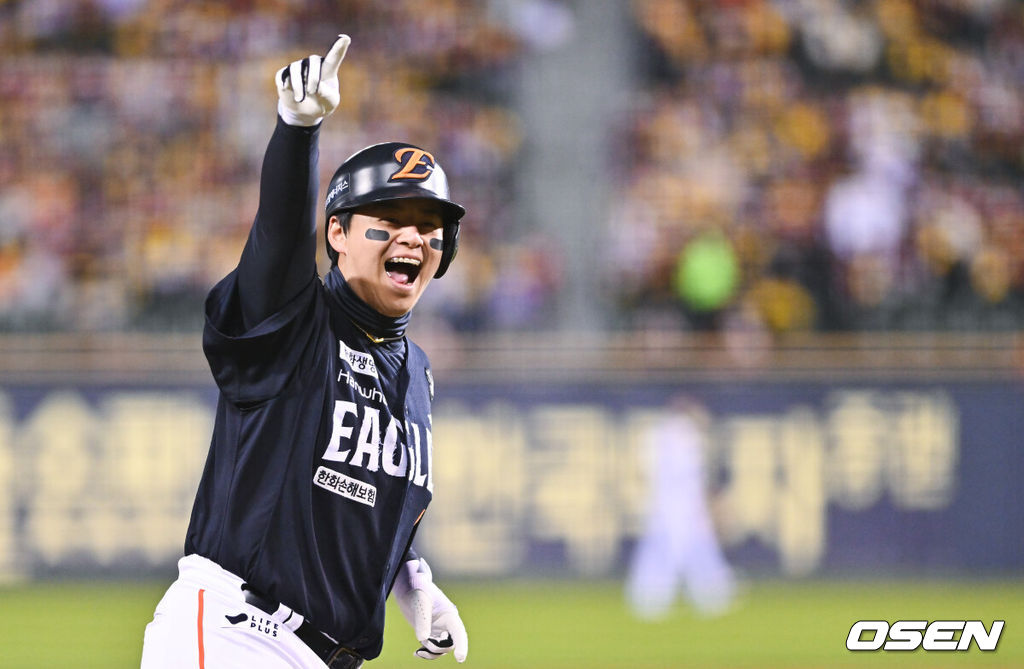 27일 오후 서울 잠실야구장에서 2025 신한 SOL Bank KBO리그 포스트시즌 한국시리즈 2차전 LG 트윈스와 한화 이글스의 경기가 열렸다.LG는 임찬규, 한화는 류현진을 선발 투수로 내세웠다.1회초 1사 한화 노시환이 백투백 홈런을 날린뒤 기뻐하며 베이스를 돌고 있다. 2025.10.27 / soul1014@osen.co.kr