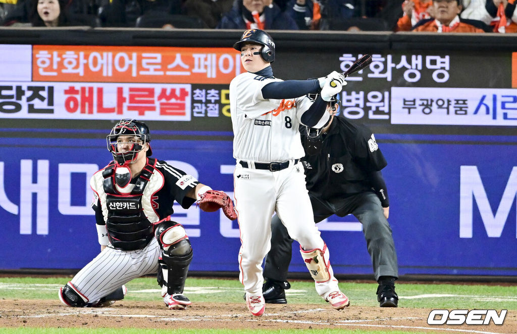 30일 대전 한화생명볼파크에서 2025 신한 SOL Bank KBO리그 포스트시즌 한국시리즈 4차전 한화 이글스와 LG 트윈스의 경기가 열렸다.이날 경기에 한화는 와이스를, LG는 치리노스를 선발투수로 내세웠다. 4회말 한화 선두타자 노시환이 2루타를 날리고 있다. 2025.10.30 / soul1014@osen.co.kr