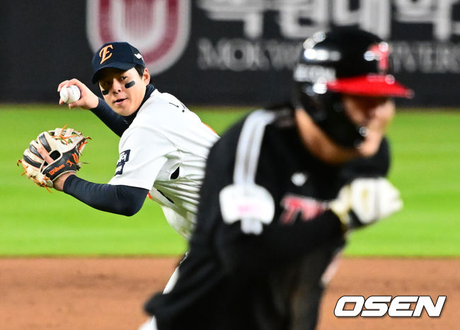 [OSEN=대전, 지형준 기자] 31일 대전 한화생명볼파크에서 2025 신한 SOL Bank KBO리그 포스트시즌 한국시리즈 5차전 한화 이글스와 LG 트윈스의 경기가 열렸다.이날 경기에 한화는 문동주를, LG는 톨허스트를 선발투수로 내세웠다. 5회초 1사 만루에서 한화 노시환이 LG 구본혁의 3루땅볼에 홈으로 송구하고 있다. 2025.10.31 /jpnews@osen.co.kr