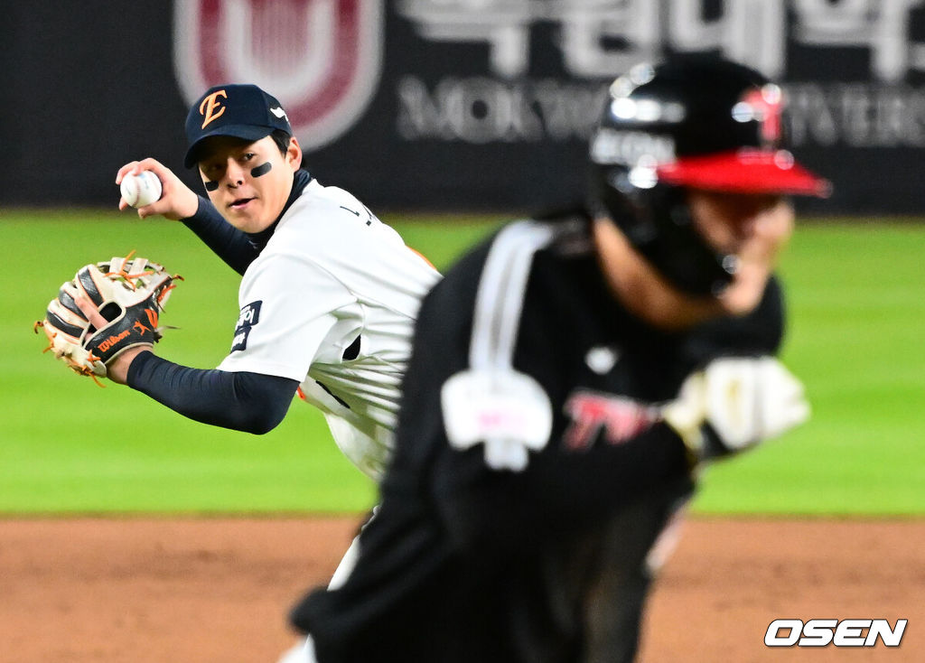 31일 대전 한화생명볼파크에서 2025 신한 SOL Bank KBO리그 포스트시즌 한국시리즈 5차전 한화 이글스와 LG 트윈스의 경기가 열렸다.이날 경기에 한화는 문동주를, LG는 톨허스트를 선발투수로 내세웠다. 5회초 1사 만루에서 한화 노시환이 LG 구본혁의 3루땅볼에 홈으로 송구하고 있다. 2025.10.31 /jpnews@osen.co.kr