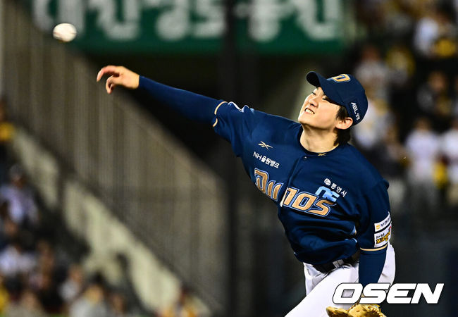 [OSEN=잠실, 지형준 기자] 1일 서울 잠실구장에서 ‘2025 신한 SOL Bank KBO리그’ LG 트윈스와 NC 다이노스의 경기가 열렸다.LG는 우승 매직넘버 ‘1’을 남겨두고 있다. 시즌 마지막 경기에서 우승 샴페인을 터뜨릴 수 있다.&nbsp;NC는 전날 KT에 9-4 승리를 거두며 5위로 올라섰다. 6위 KT에 승차없이 승률에 앞선 5위다.&nbsp;7회말 NC 전사민이 역투하고 있다. 2025.10.01 /jpnews@osen.co.kr