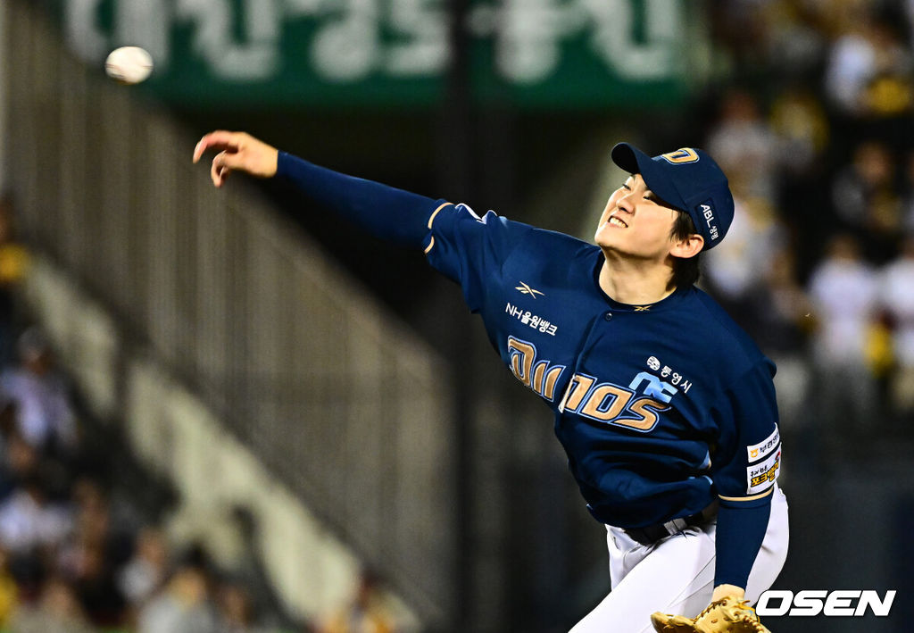1일 서울 잠실구장에서 ‘2025 신한 SOL Bank KBO리그’ LG 트윈스와 NC 다이노스의 경기가 열렸다.LG는 우승 매직넘버 ‘1’을 남겨두고 있다. 시즌 마지막 경기에서 우승 샴페인을 터뜨릴 수 있다. NC는 전날 KT에 9-4 승리를 거두며 5위로 올라섰다. 6위 KT에 승차없이 승률에 앞선 5위다. 7회말 NC 전사민이 역투하고 있다. 2025.10.01 /jpnews@osen.co.kr