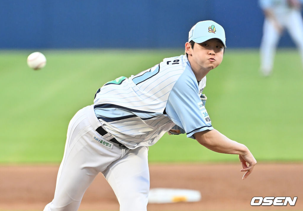 24일 창원NC파크에서 2025 신한 SOL 뱅크 KBO 리그 NC 다이노스와 KT 위즈의 경기가 열렸다. 홈팀 NC는 목지훈이, 방문팀 KT는 배제성이 선발 출전했다. NC 다이노스 전사민이 역투하고 있다. 2025.07.24 / foto0307@osen.co.kr