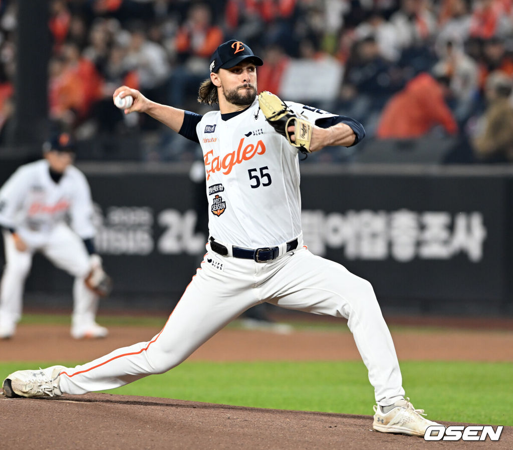 30일 대전 한화생명볼파크에서 2025 신한 SOL Bank KBO리그 포스트시즌 한국시리즈 4차전 한화 이글스와 LG 트윈스의 경기가 열렸다.이날 경기에 한화는 와이스를, LG는 치리노스를 선발투수로 내세웠다. 한화 선발 와이스가 투구하고 있다.  2025.10.30/spjj@osen.co.kr