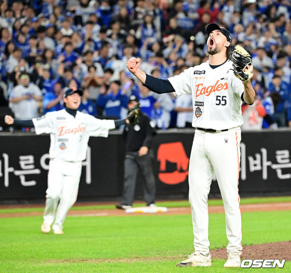 프로야구 한화 이글스는 24일 대전 한화생명볼파크에서 열린 2025 신한 SOL뱅크 KBO 플레이오프(5전 3선승제) 삼성 라이온즈와의 5차전에서 11-2 완승을 거뒀다.정규시즌 2위에 올라 플레이오프에 직행한 한화는 시리즈 전적 3승 2패로 한국시리즈행 티켓을 거머쥐었다. 2006년 이후 19년 만에 한국시리즈 진출이다. 반면 NC 다이노스와 와일드카드 결정전(1승 1패), SSG 랜더스와 준플레이오프(3승 1패)를 거쳐 플레이오프에 오른 4위 삼성은 투혼의 명승부에도 2년 연속 한국시리즈 진출이 좌절됐다. 경기 종료 후 한화 와이스가 환호하고 있다. 2025.10.24 /sunday@osen.co.kr