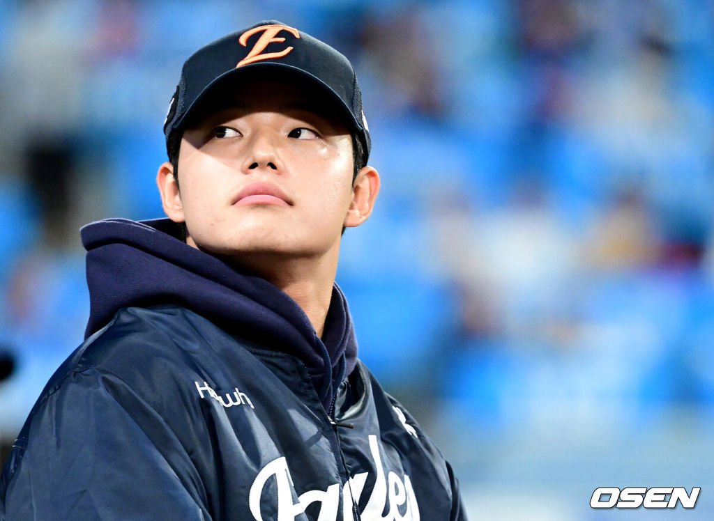 21일 대구 삼성라이온즈파크에서 ‘2025 신한 SOL Bank KBO리그’ 포스트시즌 플레이오프 3차전 삼성 라이온즈와 한화 이글스의 경기가 열렸다.홈팀 삼성은 아리엘 후라도, 방문팀 한화는 류현진을 선발로 내세웠다.경기를 앞두고 한화 문동주가 관중석을 바라보고 있다. 2025.10.21 / dreamer@osen.co.kr