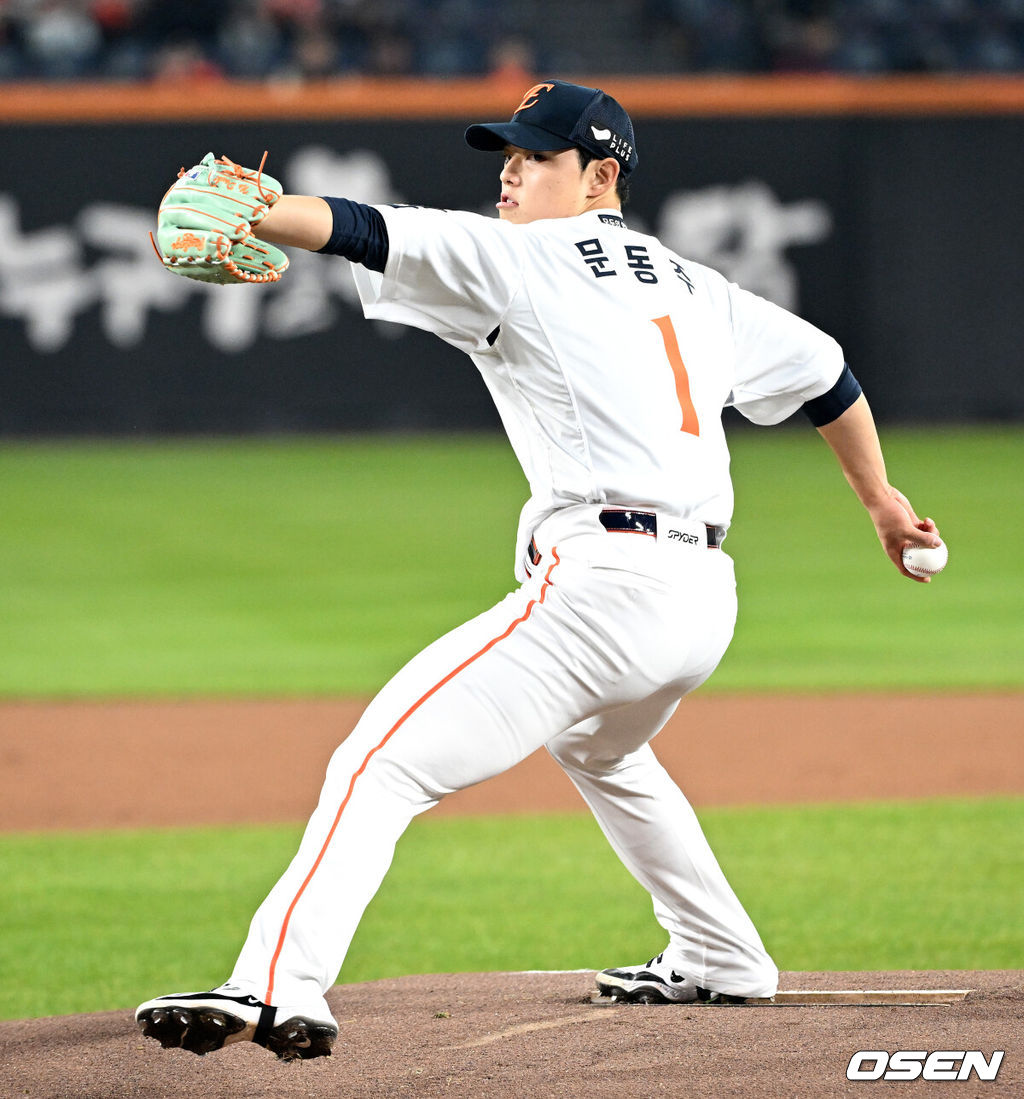 31일 대전 한화생명볼파크에서 2025 신한 SOL Bank KBO리그 포스트시즌 한국시리즈 5차전 한화 이글스와 LG 트윈스의 경기가 열렸다.이날 경기에 한화는 문동주를, LG는 톨허스트를 선발투수로 내세웠다. 1회초 무사에서 한화 선발투수 문동주가 역투하고 있다. 2025.10.31 /sunday@osen.co.kr