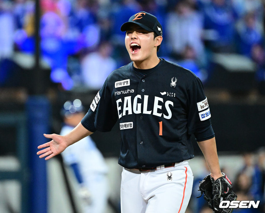 21일 대구 삼성라이온즈파크에서 ‘2025 신한 SOL Bank KBO리그’ 포스트시즌 플레이오프 3차전 삼성 라이온즈와 한화 이글스의 경기가 열렸다.홈팀 삼성은 아리엘 후라도, 방문팀 한화는 류현진을 선발로 내세웠다.7회말 2사 2, 3루 상황 삼성 디아즈를 외야 뜬공으로 이끌며 실점없이 이닝을 막아낸 한화 투수 문동주가 포효하고 있다. 2025.10.21 / dreamer@osen.co.kr