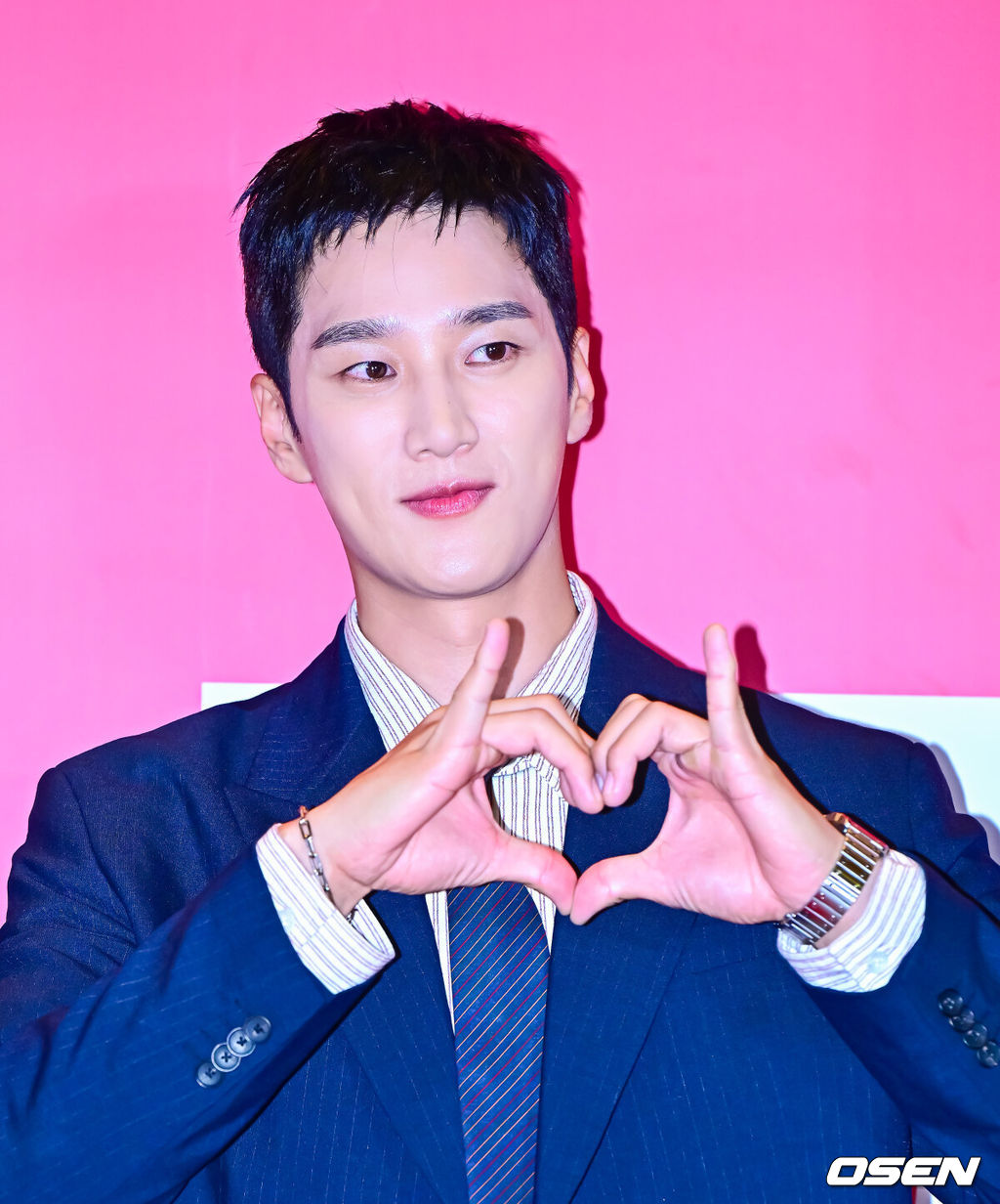 7일 오후 서울 용산구 CGV용산아이파크몰에서 영화 '악마가 이사왔다' 시사회 포토월 행사가 열렸다.‘악마가 이사왔다’는 새벽마다 악마로 깨어나는 선지(임윤아)를 감시하는 기상천외한 아르바이트에 휘말린 청년 백수 길구(안보현)의 고군분투를 담은 악마 들린 코미디다 영화다. 배우 안보현이 포즈를 취하고 있다. 2025.08.07 / jpnews@osen.co.kr