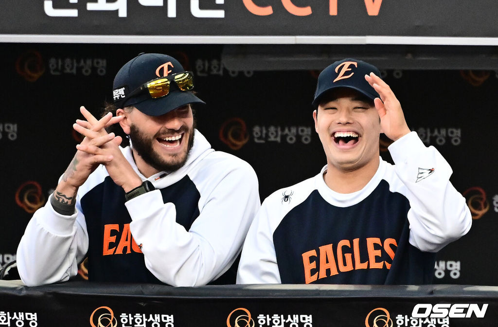 29일 대전 한화생명볼파크에서 2025 신한 SOL Bank KBO리그 한화 이글스와 LG 트윈스의 경기가 열렸다.이날 한화는 우완 라이언 와이스, LG는 좌완 송승기가 선발로 나섰다. 1회 한화 폰세, 문동주가 경기를 지켜보며 즐거워하고 있다. 2025.04.29 /jpnews@osen.co.kr