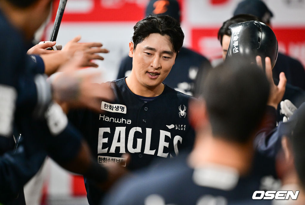 11일 오후 서울 고척스카이돔에서 ‘2025 신한 SOL BANK KBO리그’ 키움 히어로즈와 한화 이글스의 경기가 진행됐다.이날 경기에 키움은 김윤하가, 한화 와이스가 선발투수로 나선다.6회초 한화 선두타자 이진영이 솔로홈런을 날린뒤 동료들의 축하를 받고 있다.    2025.05.11 / soul1014@osen.co.kr