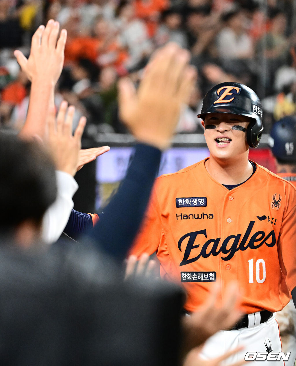 15일 대전 한화생명볼파크에서 2025 신한 SOL Bank KBO리그 한화 이글스와 LG 트윈스의 경기가 열렸다.이날 한화는 문동주, LG는 송승기를 선발로 내세웠다.5회말 2사 1루에서 한화 이진영이 이도윤의 1타점 적시 2루타에 득점에 성공하며 동료선수들과 기뻐하고 있다. 2025.06.15 /jpnews@osen.co.kr