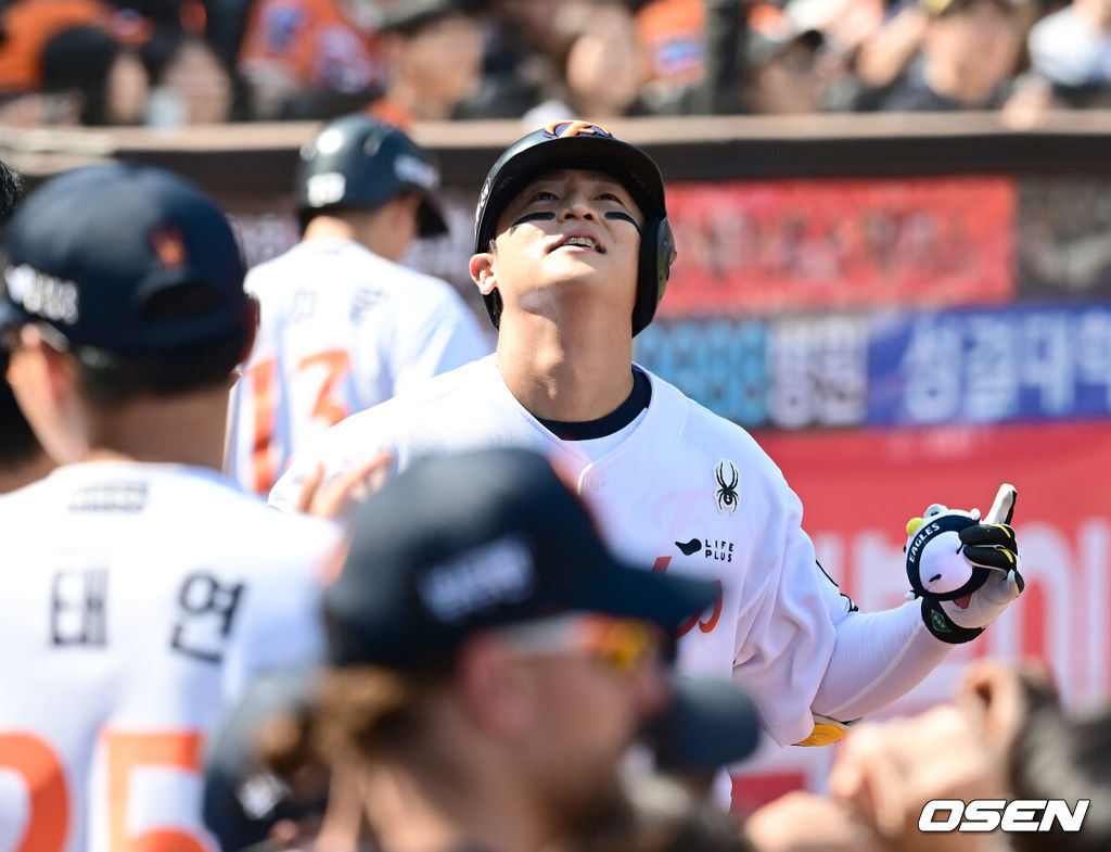 3일 오후 대전 한화생명볼파크에서 ‘2025 신한 SOL Bank KBO리그’ 한화 이글스와 KT 위즈의 경기가 열렸다.이날 홈팀 한화는 폰세, KT는 쿠에바스를 선발로 내세웠다.5회말 무사 1루 한화 이진영이 2점 홈런을 날린 뒤 더그아웃에서 동료 선수들과 기쁨을 나누고 있다. 2025.06.03 / ksl0919@osen.co.kr