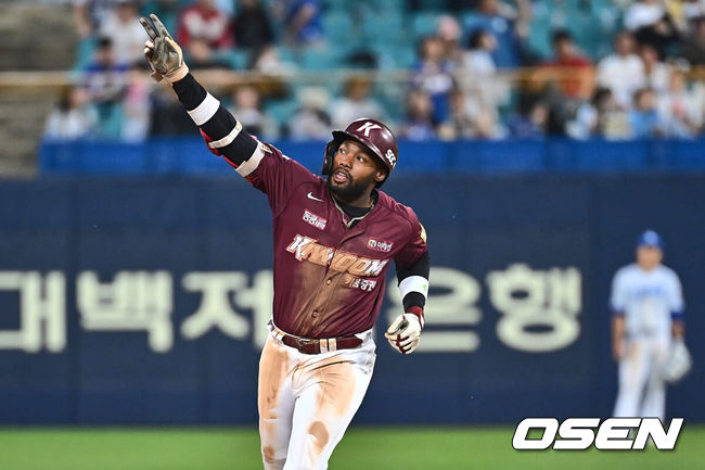[OSEN=대구, 이석우 기자] 29일 대구삼성라이온즈파크에서 2024 신한 SOL 뱅크 KBO 리그 삼성 라이온즈와 키움 히어로즈의 경기가 열렸다. 입지가 좁아지며 KT 위즈 구단에 방출을 요청한 박병호가 삼성 오재일과 1대1 트레이드 돼 삼성 유니폼을 입었다.KIA 타이거즈 도슨이 7회초 2사 우월 솔로 홈런을 치고 세리머니를 하고 있다. 2024.05.29 / foto0307@osen.co.kr