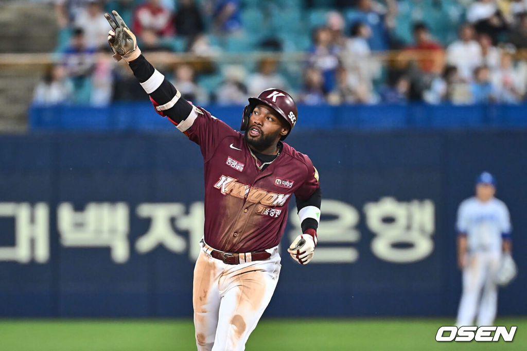 29일 대구삼성라이온즈파크에서 2024 신한 SOL 뱅크 KBO 리그 삼성 라이온즈와 키움 히어로즈의 경기가 열렸다. 입지가 좁아지며 KT 위즈 구단에 방출을 요청한 박병호가 삼성 오재일과 1대1 트레이드 돼 삼성 유니폼을 입었다.KIA 타이거즈 도슨이 7회초 2사 우월 솔로 홈런을 치고 세리머니를 하고 있다. 2024.05.29 / foto0307@osen.co.kr