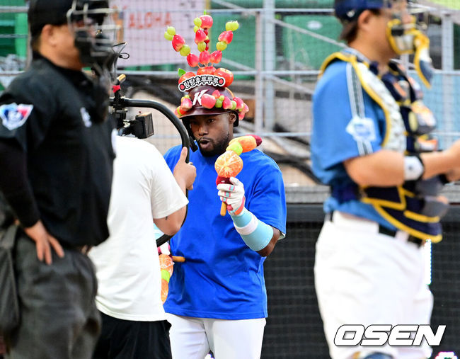 [OSEN=인천, 최규한 기자] 6일 오후 인천 SSG랜더스필드에서 ‘2024 신한 SOL BANK KBO리그’ 올스타전이 열렸다.인천에서 프로야구 올스타전이 열리는 것은 2008년 이후 16년 만이다.&nbsp;1회초 1사 1, 2루 상황 올스타 키움 도슨이 타석에 들어서고 있다. 2024.07.06 / dreamer@osen.co.kr