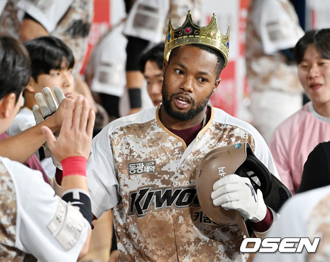 [OSEN=고척, 민경훈 기자] 26일 오후 서울 고척스카이돔에서 ‘2024 신한 SOL Bank KBO리그’ 키움 히어로즈와 NC 다이노스의 경기가 열렸다.키움은 후라도, NC는 카스타노를 선발로 내세웠다.7회말 2사 주자 3루 키움 도슨이 우중월 투런 홈런을 때린 후 덕아웃에서 동료들과 하이파이브를 하고 있다. 2024.06.26 /rumi@osen.co.kr