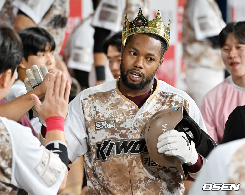 26일 오후 서울 고척스카이돔에서 ‘2024 신한 SOL Bank KBO리그’ 키움 히어로즈와 NC 다이노스의 경기가 열렸다.키움은 후라도, NC는 카스타노를 선발로 내세웠다.7회말 2사 주자 3루 키움 도슨이 우중월 투런 홈런을 때린 후 덕아웃에서 동료들과 하이파이브를 하고 있다. 2024.06.26 /rumi@osen.co.kr