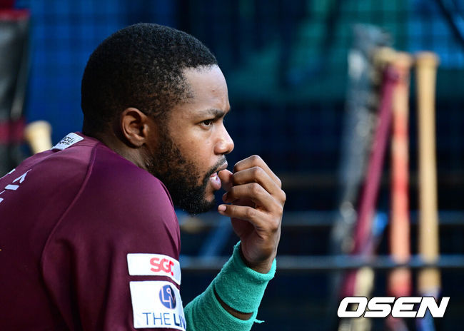 [OSEN=잠실, 지형준 기자] 24일 오후 서울 잠실야구장에서&nbsp;2024 신한 SOL Bank KBO리그 두산 베어스와 키움 히어로즈의 경기가 열렸다.이날 두산은 우완 곽빈, 키움은 우완 하영민을 각각 선발로 내세웠다.1회 키움 도슨이 경기를 지켜보고 있다. 2024.07.24 / jpnews@osen.co.kr