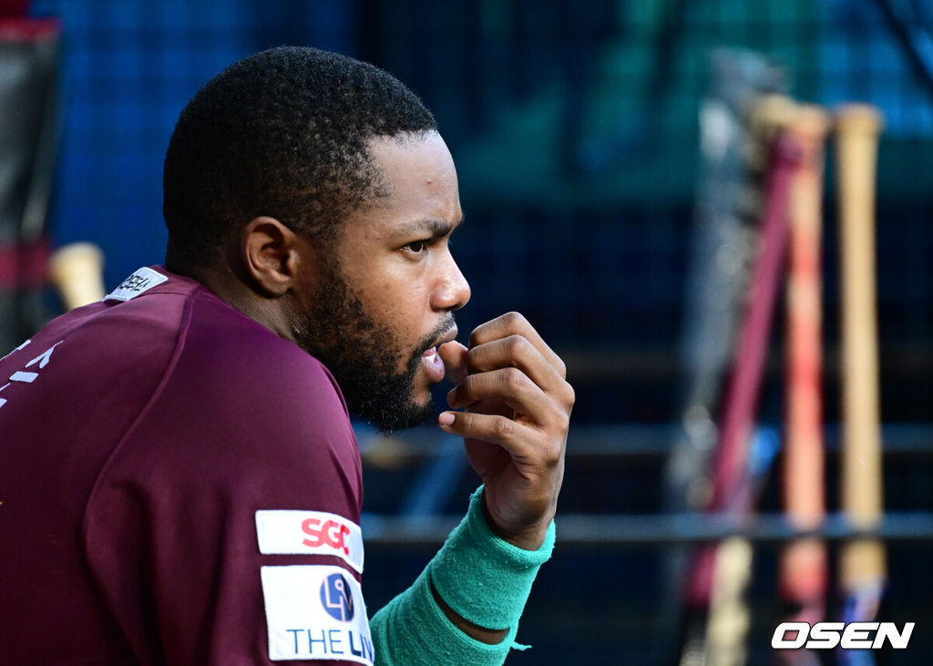 24일 오후 서울 잠실야구장에서 2024 신한 SOL Bank KBO리그 두산 베어스와 키움 히어로즈의 경기가 열렸다.이날 두산은 우완 곽빈, 키움은 우완 하영민을 각각 선발로 내세웠다.1회 키움 도슨이 경기를 지켜보고 있다. 2024.07.24 / jpnews@osen.co.kr