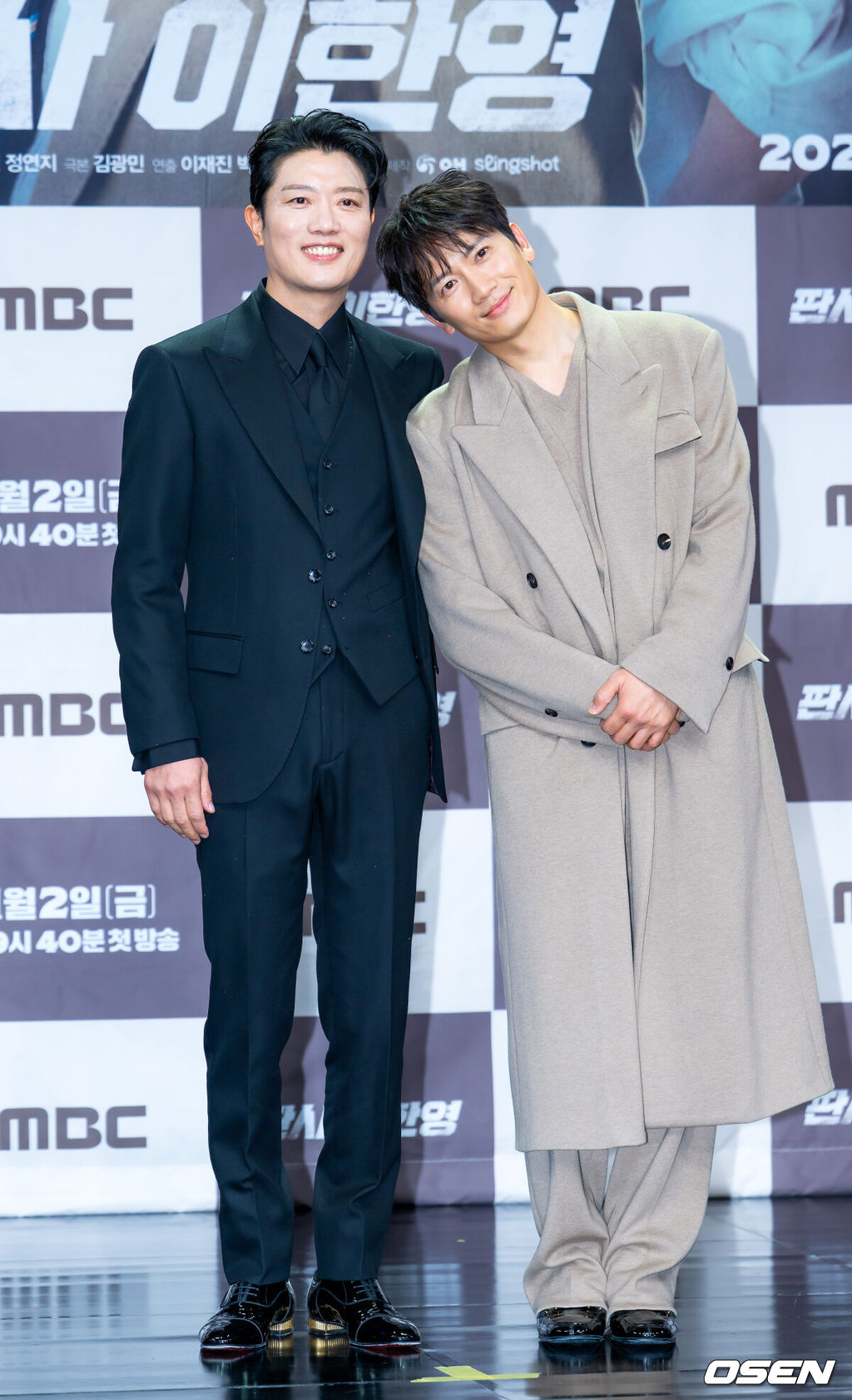 2일 오후 서울 마포구 상암동 MBC 골든마우스홀에서 MBC 새 금토드라마 ‘판사 이한영’ 제작발표회가 열렸다.MBC 새 금토드라마 ‘판사 이한영’(기획 장재훈, 극본 김광민, 연출 이재진, 박미연)은 거대 로펌의 노예로 살다가 10년 전으로 회귀한 적폐 판사 이한영이 새로운 선택으로 거악을 응징하는 정의 구현 회귀 드라마다.	배우 박희순과 지성이 포즈를 취하고 있다. 2026.01.02 / rumi@osen.co.kr