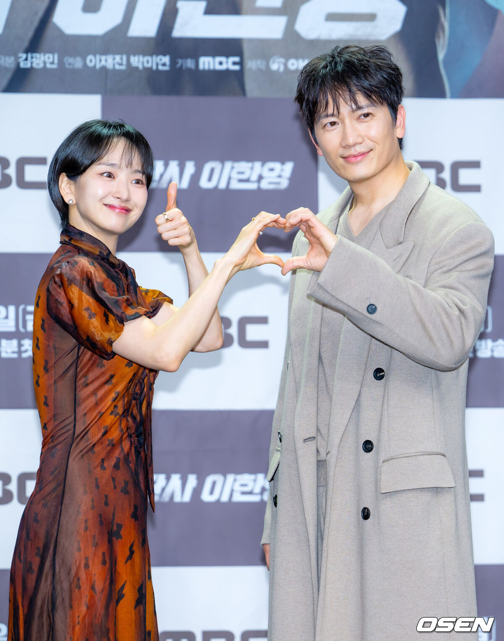 2일 오후 서울 마포구 상암동 MBC 골든마우스홀에서 MBC 새 금토드라마 ‘판사 이한영’ 제작발표회가 열렸다.MBC 새 금토드라마 ‘판사 이한영’(기획 장재훈, 극본 김광민, 연출 이재진, 박미연)은 거대 로펌의 노예로 살다가 10년 전으로 회귀한 적폐 판사 이한영이 새로운 선택으로 거악을 응징하는 정의 구현 회귀 드라마다.	배우 원진아와 지성이 포즈를 취하고 있다. 2026.01.02 / rumi@osen.co.kr