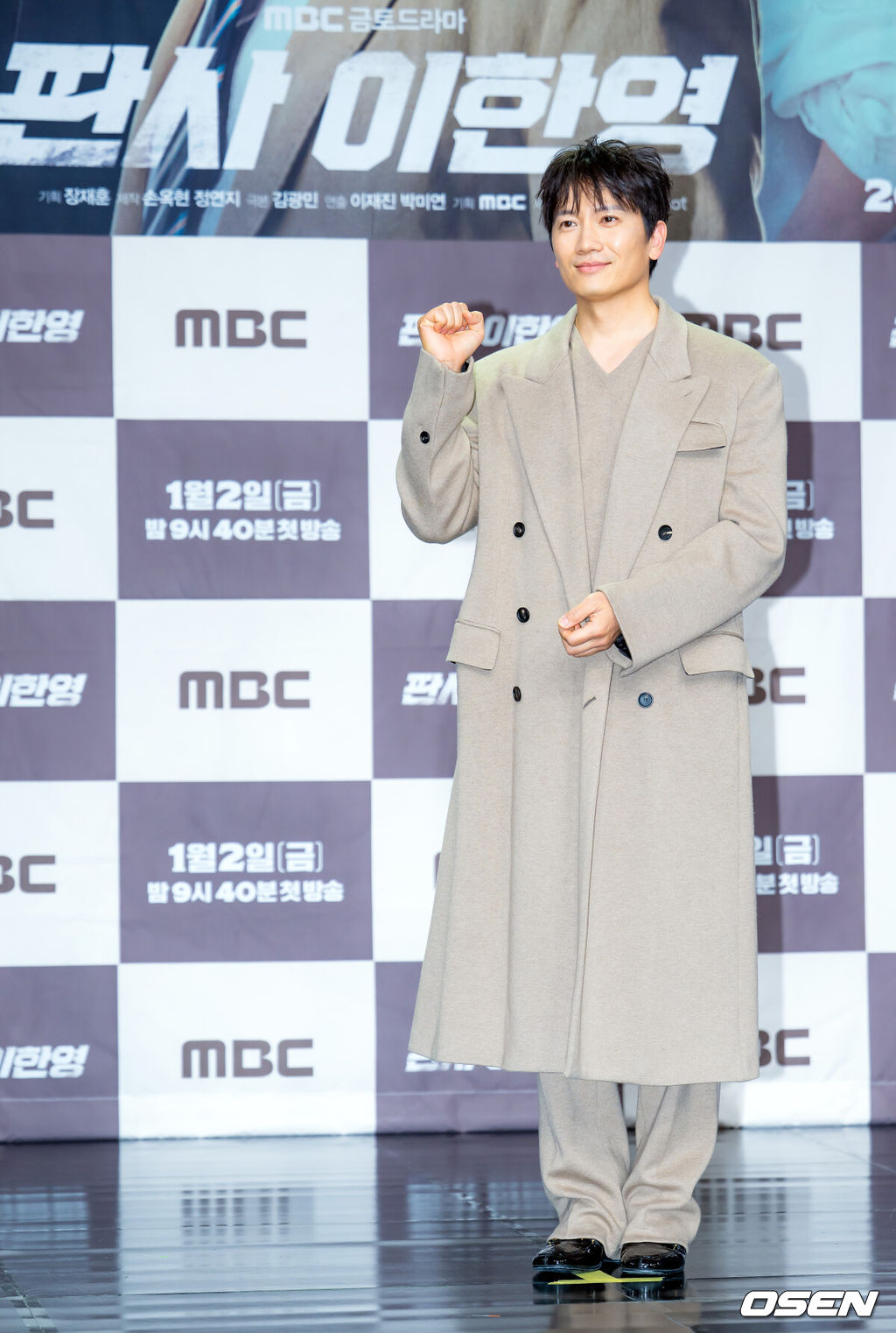 2일 오후 서울 마포구 상암동 MBC 골든마우스홀에서 MBC 새 금토드라마 ‘판사 이한영’ 제작발표회가 열렸다.MBC 새 금토드라마 ‘판사 이한영’(기획 장재훈, 극본 김광민, 연출 이재진, 박미연)은 거대 로펌의 노예로 살다가 10년 전으로 회귀한 적폐 판사 이한영이 새로운 선택으로 거악을 응징하는 정의 구현 회귀 드라마다.	배우 지성이 포즈를 취하고 있다. 2026.01.02 / rumi@osen.co.kr