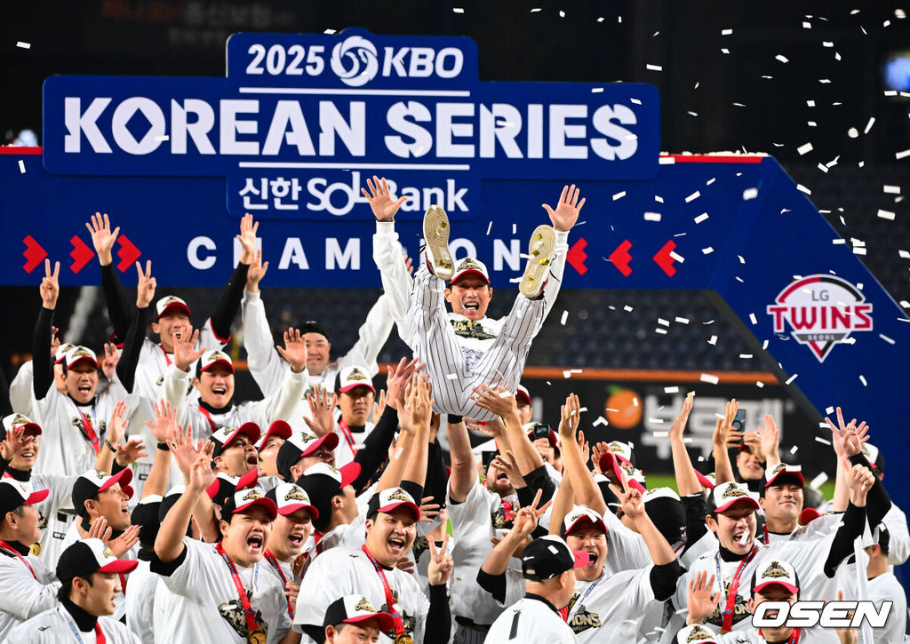  프로야구 LG 트윈스는 31일 대전 한화생명볼파크에서 열린 2025 신한 SOL뱅크 KBO 한국시리즈(7전 4선승제) 한화 이글스와의 5차전에서 4-1로 승리했다.정규시즌 1위 LG는 시리즈 전적 4승 1패로 통합우승 금자탑을 쌓았다. LG의 통합우승은 1990년, 1994년, 2023년에 이은 통산 4번째로, 염경엽 감독은 2023년 부임 후 3년 사이 팀을 두 차례나 정상에 올려놓는 위대한 업적을 달성했다. 2023년 1위, 2024년 3위, 2025년 1위로 KBO리그에 트윈스 왕조 시대를 활짝 열었다. 반면 2위 한화는 플레이오프를 거쳐 2006년 이후 19년 만에 한국시리즈 무대를 밟았지만, LG의 벽을 넘지 못하며 1999년 이후 26년 만에 통산 두 번째 우승이 무산됐다. LG 염경엽 감독이 헹가래를 받으며 기뻐하고 있다. 2025.10.31 /jpnews@osen.co.kr