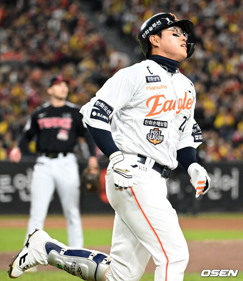 31일 대전 한화생명볼파크에서 2025 신한 SOL Bank KBO리그 포스트시즌 한국시리즈 5차전 한화 이글스와 LG 트윈스의 경기가 열렸다.이날 경기에 한화는 문동주를, LG는 톨허스트를 선발투수로 내세웠다. 7회말 무사에서 한화 채은성이 파울을 치고 그라운드를 달리고 있다. 2025.10.31 /sunday@osen.co.kr
