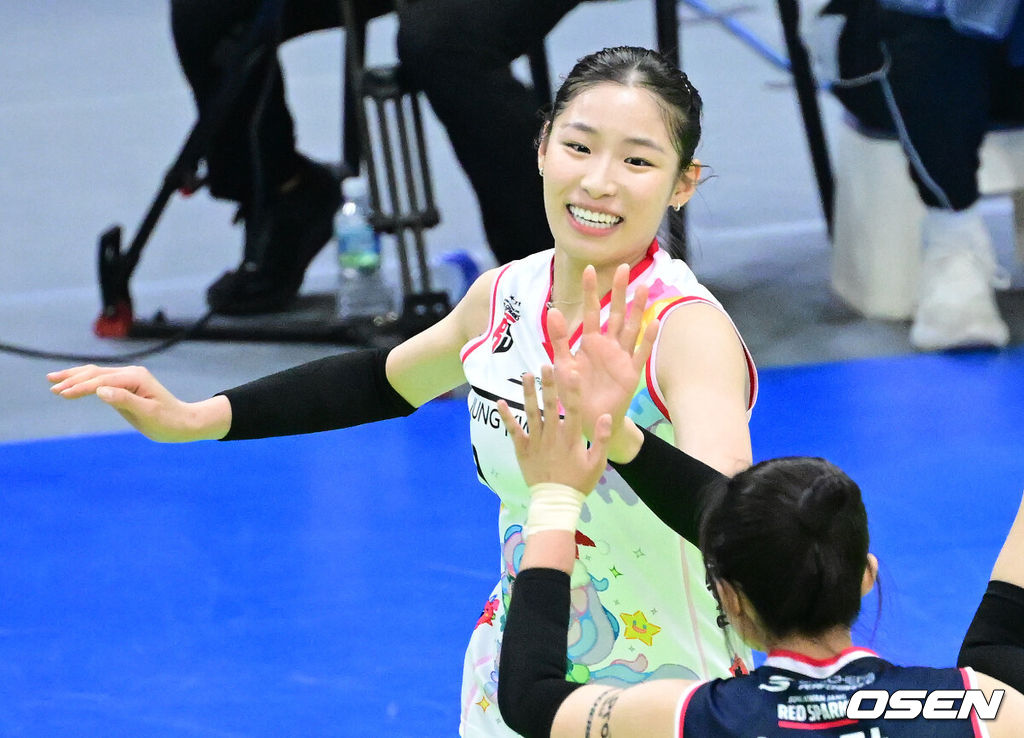 25일 경기도 수원체육관에서 ‘진에어 2025~2026 프로배구 V리그’ 여자부 현대건설과 정관장의 경기가 열렸다.홈팀 현대건설은 11승 6패 승점 34, 방문팀 정관장은 5승 11패 승점 14를 마크하고 있다.1세트, 정관장 인쿠시가 득점에 기뻐하고  있다. 2025.12.25 / dreamer@osen.co.kr