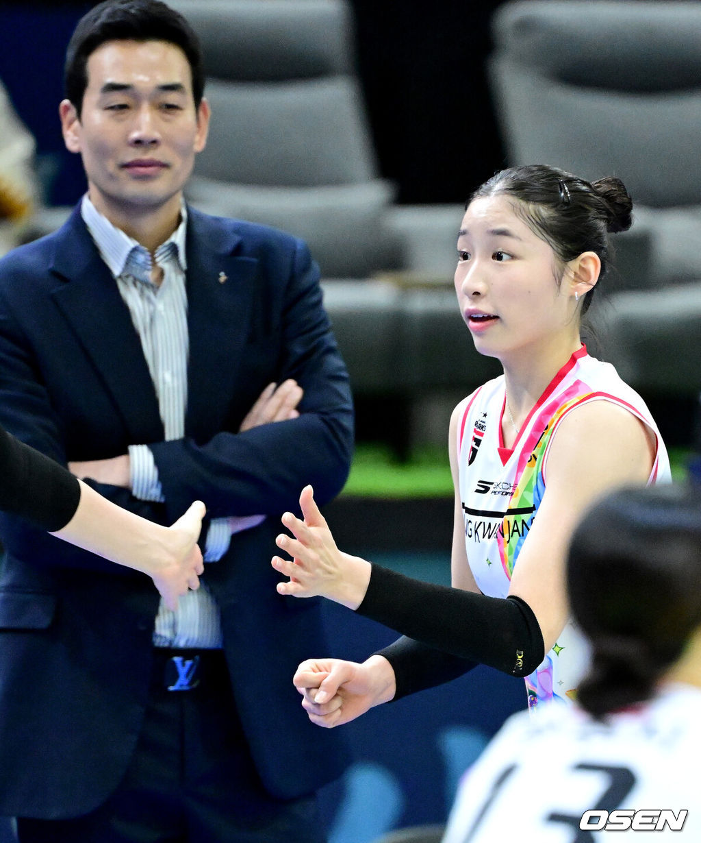 25일 경기도 수원체육관에서 ‘진에어 2025~2026 프로배구 V리그’ 여자부 현대건설과 정관장의 경기가 열렸다.홈팀 현대건설은 11승 6패 승점 34, 방문팀 정관장은 5승 11패 승점 14를 마크하고 있다.경기를 앞두고 정관장 인쿠시가 뭄을 풀고 있다. 2025.12.25 / dreamer@osen.co.kr