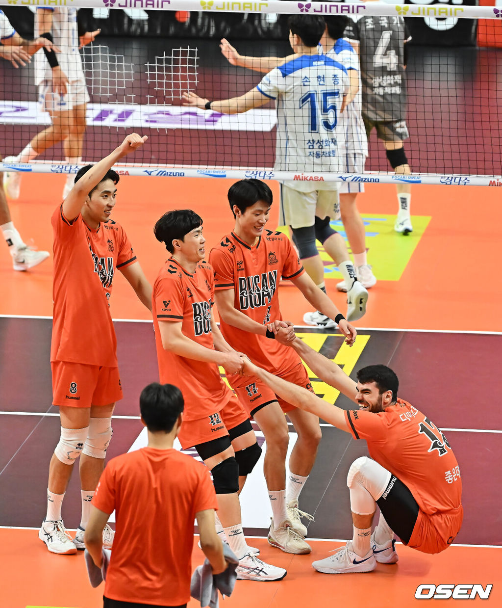 27일 부산 강서실내체육관에서 진에어 2025-2026 V리그 남자부 OK저축은행과 삼성화재의 경기가 열렸다. 부산 시대를 연 OK저축은행의 신영철 감독이 한국 최초 300승 고지에 재도전한다.OK저축은행 디미트로프가 득점에 성공하고 동료들과 기쁨을 나누고 있다. 2025.11.27 / foto0307@osen.co.kr