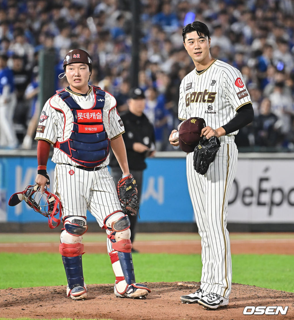롯데 자이언츠 정보근, 윤성빈 035 2025.09.26 / foto0307@osen.co.kr