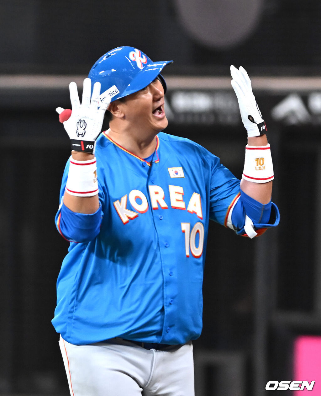 30일 일본 에스콘필드 홋카이도에서 ‘한일 드림 플레이어즈 게임’이 열렸다. 이 게임은 한국과 일본 프로야구를 대표했던 스타들이 총 출동해 양국의 우정을 이어간다.이대호가 홈런을 치고 기뻐하고 있다./spjj@osen.co.kr