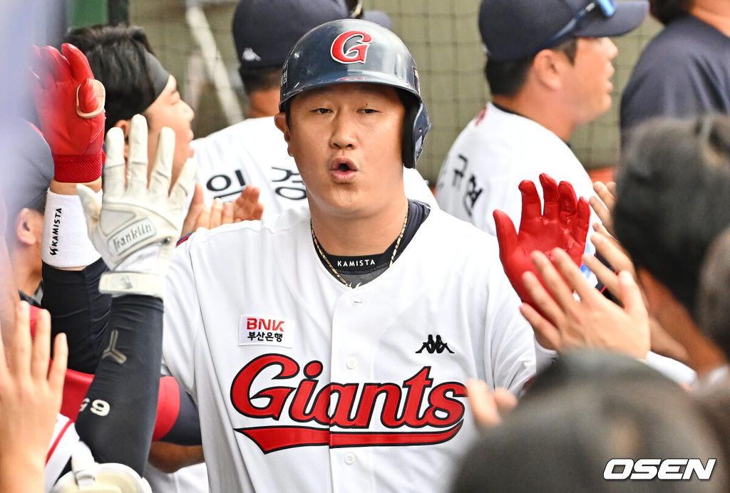 3일 부산 사직구장에서 ‘2022 신한은행 SOL KBO리그’ 롯데 자이언츠와 두산 베어스의 경기가 열렸다. 롯데 자이언츠 이대호가 5회말 1사 1루 좌월 2점 홈런을 치고 하이파이브를 하고 있다. 2022.10.03 / foto0307@osen.co.kr