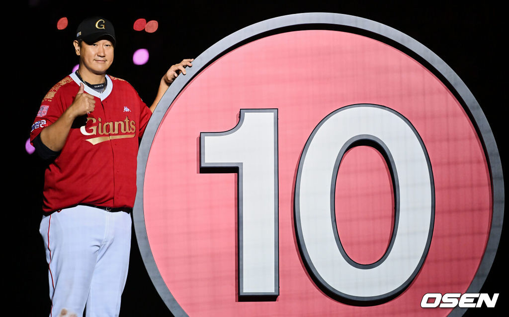 8일 부산 사직구장에서 롯데 자이언츠 이대호의 은퇴 및 영구결번식이 열렸다.롯데 자이언츠 이대호가 영구결번 된 자신의 등번호 10 표지판에서 포즈를 취하고 있다. 2022.10.08 / foto0307@osen.co.kr