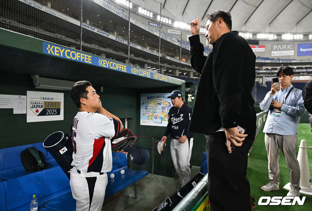 류지현 감독이 이끄는 대한민국 야구 대표팀이 14일 일본 도쿄돔에서 월드베이스볼클래식(WBC) 대비 한일 평가전을 앞두고 훈련을 가졌다. 한국 대표팀은 14일일 훈련을 하고 15일과 16일 일본과 두 차례 평가전을 치른다.경기장을 찾은 전 야구선수 이대호가 한동희에게 조언을 하고 있다. 2025.11.14 /cej@osen.co.kr