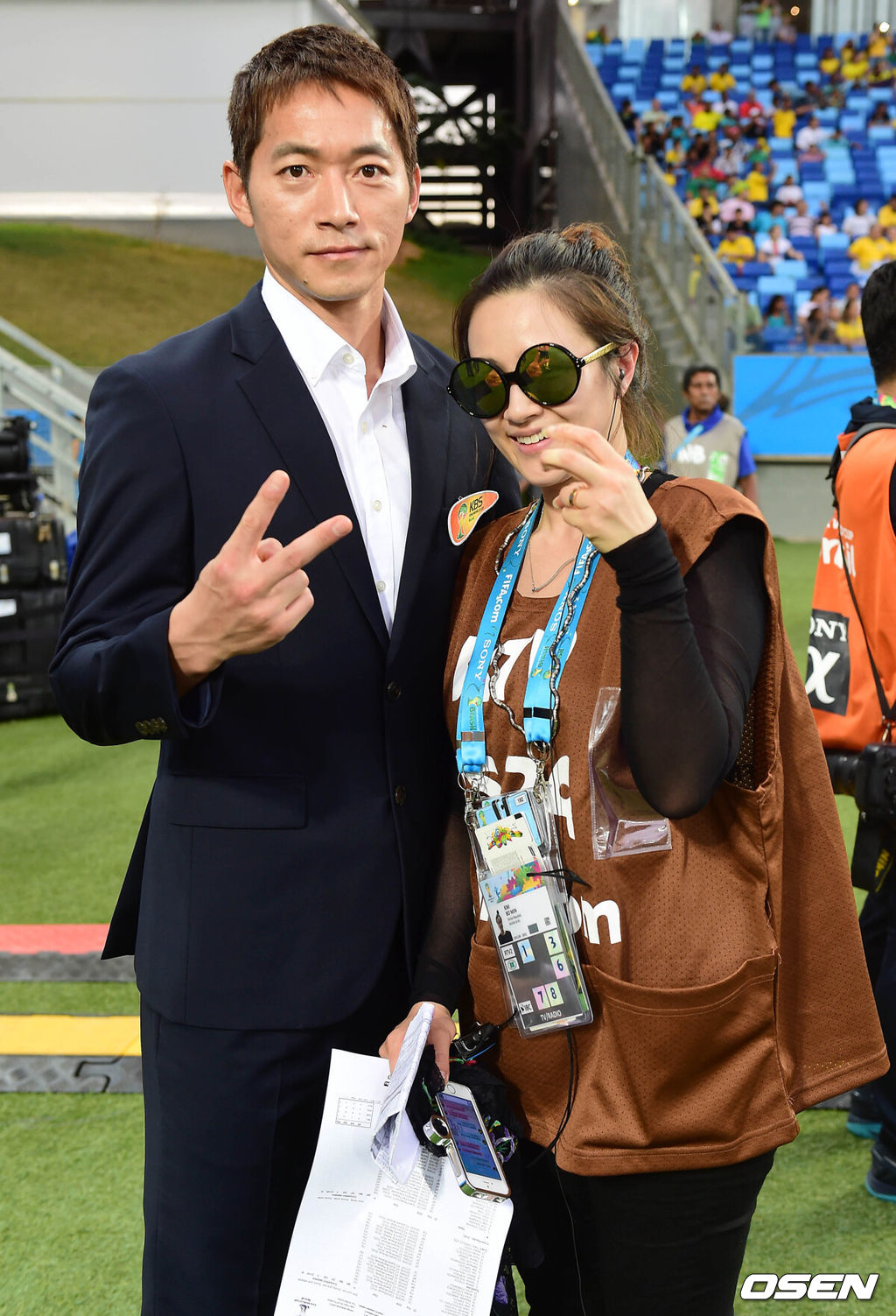 18일(이하 한국시간) 브라질 쿠이아바 아레나 판타날에서 2014 브라질 월드컵 조별리그 H조 대한민국과 러시아의 경기가 열렸다.경기에 앞서 축구선수 김남일과 아내 김보민 아나운서가 취재진을 향해 포즈를 취하고 있다.홍명보 감독이 이끄는 대한민국은 최전방에 나선 박주영을 2선에서 구자철(마인츠)이 지원하고, 좌우 측면에서는 손흥민(레버쿠젠)과 이청용(볼튼)이 빠른 발을 내세운 침투를 할 예정이다. 수비형 미드필더에는 기성용(스완지 시티)과 한국영(가시와 레이솔)이 배치돼 공격과 수비의 연결고리 역할을 한다.포백라인에는 윤석영(퀸스 파크 레인저스)과 김영권(광저우 에버그란데), 홍정호(아우크스부르크), 이용(울산 현대)로 구성됐다. 홍정호는 지난달 튀니지전에서 당했던 발 부상으로 통증이 있지만 선발로 나섰다. 골키퍼 장갑은 정성룡(수원 삼성)이 차지했다.러시아전 결과에 따라 한국의 16강행이 결정된다고 해도 결코 과언은 아니다. 그만큼 첫 경기는 월드컵 전체의 분위기를 좌우할 수 있는 중요한 경기다./rumi@osen.co.kr