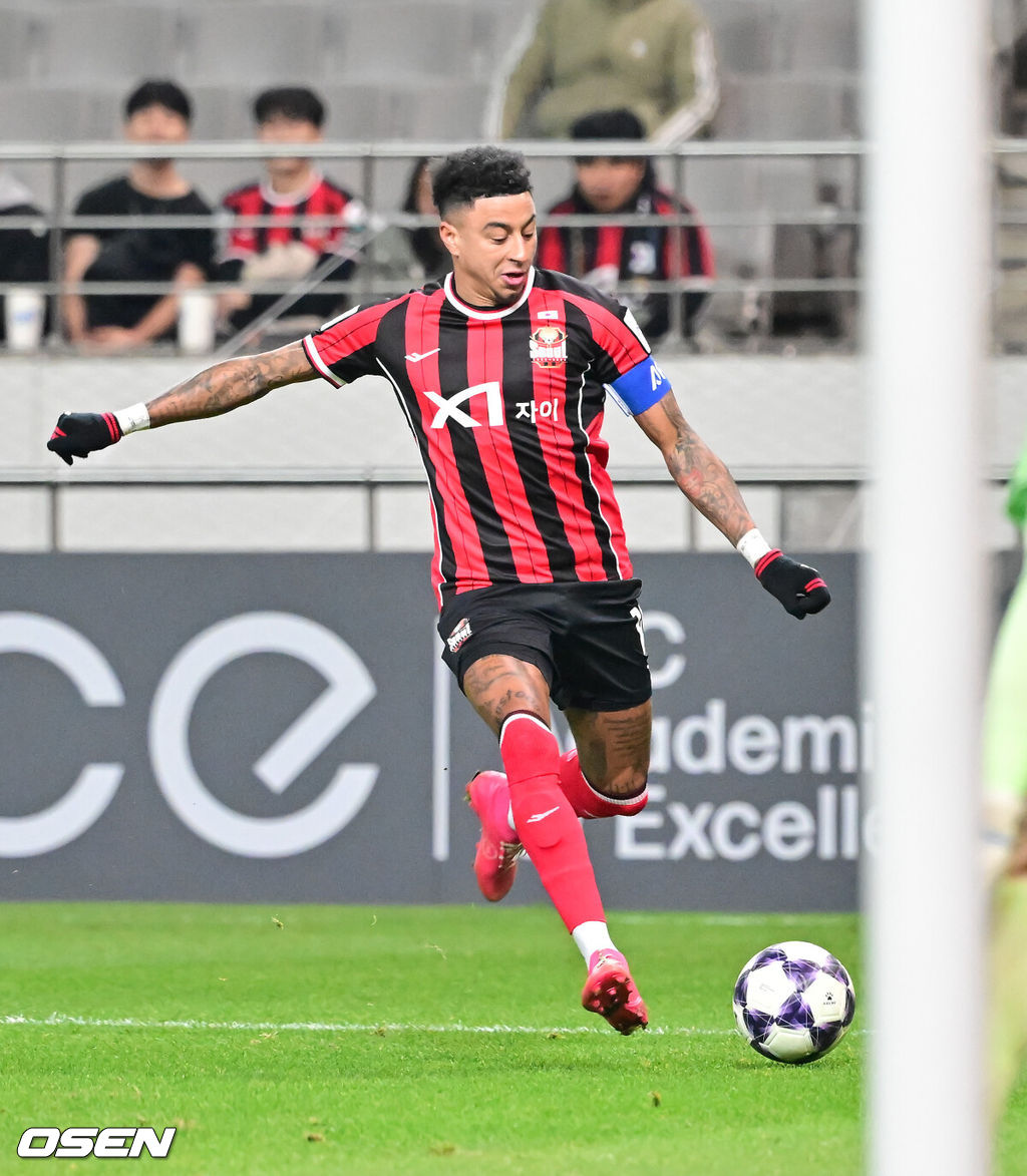 10일 오후 서울월드컵경기장에서 2025~2026시즌 아시아축구연맹(AFC) 챔피언스리그 엘리트(ACLE) 리그 스테이지 FC서울과 멜버른 시티의 경기가 진행됐다.FC서울은 (2승 2무 1패 승점 8)로 4위이며, 승점 1점 차로 2위에 있는 멜버른 시티(3승 2패 승점 9점)를 상대로 승리할 경우 2위로 올라설 수 있다.전반 FC서울 린가드가 패스를 시도하고 있다.   2025.12.10 / soul1014@osen.co.kr