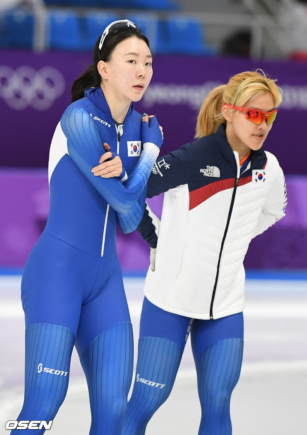 21일 오후 강원도 강릉 올림픽파크 스피드스케이팅장에서 '2018 평창동계올림픽' 여자 팀추월 7-8위 순위 결정전 경기가 열린다.경기 전 노선영과 김보름이 몸을 풀고 있다. 한편 지난 19일 펼쳐진 스피드스케이팅 여자 팀추월 준준결승 결과는 국민적 공분을 불러일으켰다. 노선영은 지난 19일 여자 팀추월 준준결승에서 1바퀴를 남긴 상황에서 앞서 나간 김보름과 박지우를 따라잡지 못하면서 큰 간격이 벌어지는 상황이 연출됐다.이후 노선영을 챙기지 못하고 앞으로 나간 김보름과 박지우에게 비난을 쏟아졌다. 김보름의 인터뷰 태도까지 도마 위에 오르면서 논란이 더욱 커졌다. / rumi@osen.co.kr