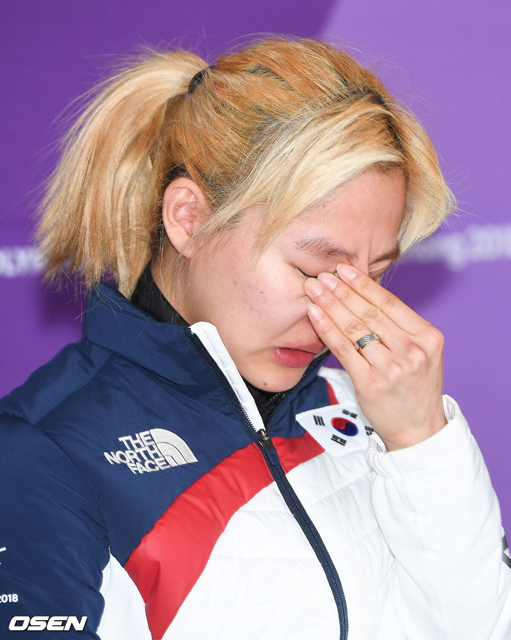 20일 오후 강원도 강릉 아이스아레나 오벌 기자회견장에서 열린 '2018 평창 동계 올림픽 여자 스피드 스케이팅 팀추월 파문 긴급 기자회견에서 김보름이 생각에 잠겨 있다.이날 기자회견에는 백철기 감독 및 팀 추월 선수들이 참석했다. 하지만 팀 추월 왕따 당사자로 알려진 노선영은 긴급 기자회견에 참석하지 않았다. 파문의 주인공인 김보름이 참석했다.팀 추월의 파문은 전 날 일어났다. 김보름, 박지우, 노선영은 지난 19일 밤 강릉 스피드스케이트 경기장서 열린 여자 팀추월 준준결승서 3분 03초 76로 결승선을 통과했다.대표팀은 8개팀 중 7위에 그쳐 준결승 진출에 실패했다. 문제는 성적표가 아니었다. 경기 내용과 끝난 뒤의 행동이 물음표를 남겼다.김보름과 박지우는 노선영보다 한참 먼저 결승점에 들어오면서 논란이 됐다. 최종 3번째 주자의 기록으로 성적을 매기는 팀추월의 종목 특성상 드문 장면이었다. / rumi@osen.co.kr