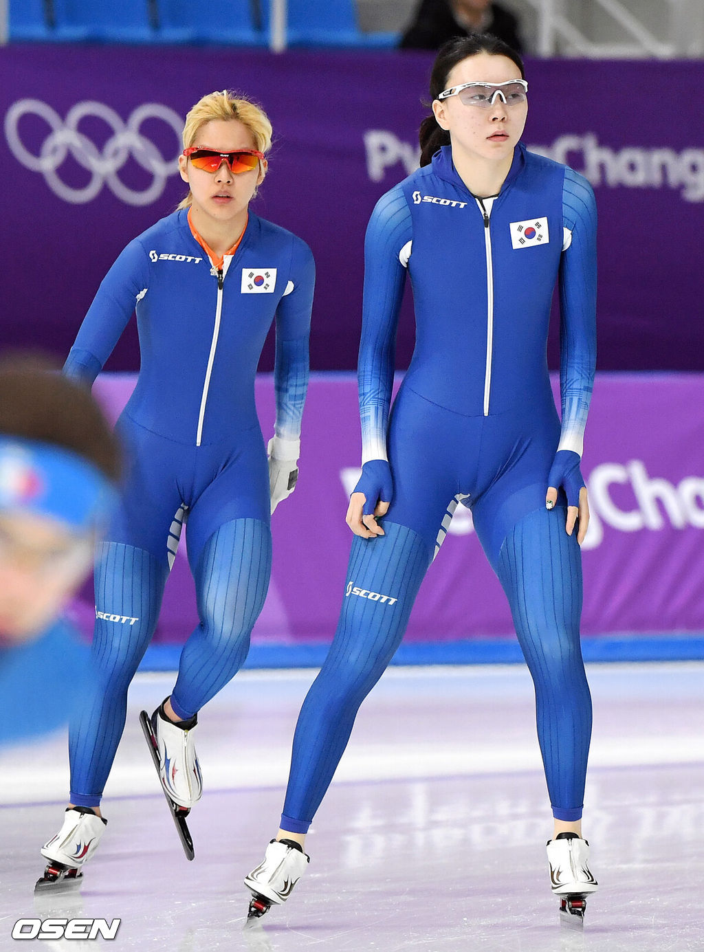 21일 오후 강원도 강릉 올림픽파크 스피드스케이팅장에서 '2018 평창동계올림픽' 여자 팀추월 7-8위 순위 결정전 경기가 열린다.경기 전 선수들이 몸을 풀고 있다. 한편 지난 19일 펼쳐진 스피드스케이팅 여자 팀추월 준준결승 결과는 국민적 공분을 불러일으켰다. 노선영은 지난 19일 여자 팀추월 준준결승에서 1바퀴를 남긴 상황에서 앞서 나간 김보름과 박지우를 따라잡지 못하면서 큰 간격이 벌어지는 상황이 연출됐다.이후 노선영을 챙기지 못하고 앞으로 나간 김보름과 박지우에게 비난을 쏟아졌다. 김보름의 인터뷰 태도까지 도마 위에 오르면서 논란이 더욱 커졌다. / rumi@osen.co.kr